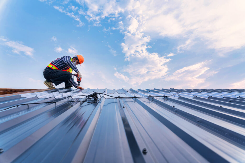 n image of a roofer installing a metal roof in Florida.)